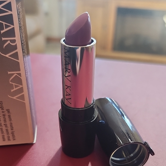 Mary Kay Crushed Berry Lipstick, Gel semi-matte, Black tube, .13 oz. - Picture 3 of 3